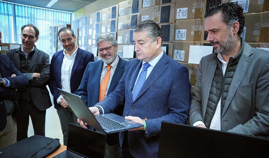 Imagen del artículo Antonio Sanz anuncia la compra de 8.000 equipos informáticos para empleados públicos por 10 millones de euros